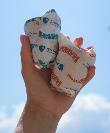 Команда WINETIME розробила унікальне паковання з логотипом фонду для двох смаків морозива.