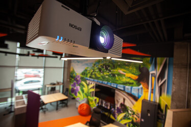 Офис-трансформер и оценка настроения по фото. Как выглядит новый инновационный рабочий хаб Fozzy Group /Фото 25