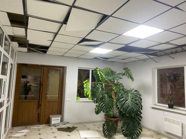 Росія атакувала Україну понад 80 дронами. У Сумах «шахед» влучив у багатоповерхівку, на Одещині пошкоджено лікарню і зерновий склад /Фото 13