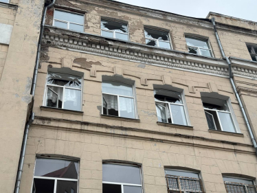 Росія дронами атакувала центр Дніпра: відео та фото наслідків /Фото 1