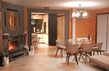 Загородный дом (почти) без дверей, с каминами и мебелью необычных форм. Как выглядит дом семьи львовских предпринимателей Лидии и Всеволода Биласов /Фото 4