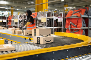 Сортувальний склад Amazon /Shutterstock
