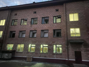 Росія атакувала Україну понад 80 дронами. У Сумах «шахед» влучив у багатоповерхівку, на Одещині пошкоджено лікарню і зерновий склад /Фото 12