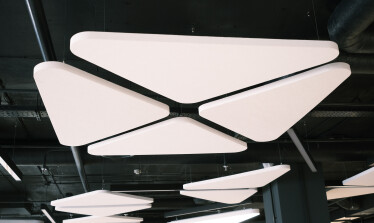 «Тиха» кімната, десятки дощок і ніяких стін. Як виглядає простір, де створюють ідеї в «Новій Пошті» /Фото 33