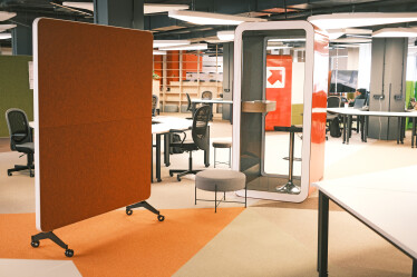 «Тиха» кімната, десятки дощок і ніяких стін. Як виглядає простір, де створюють ідеї в «Новій Пошті» /Фото 15