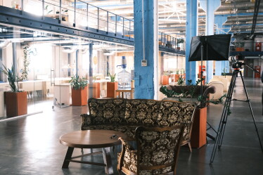 «Классные решения редко рождаются в переговорках». Как выглядит офис IT-компании EVO, где сотрудники самостоятельно могут оформлять пространство /Фото 12