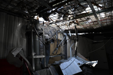 «Нова пошта» через обстріли закриває відділення у найбільш постраждалому районі Херсона /Фото 1