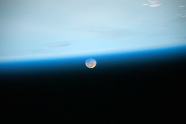 Луна и земная атмосфера. Фото: NASA, Скотт Келли