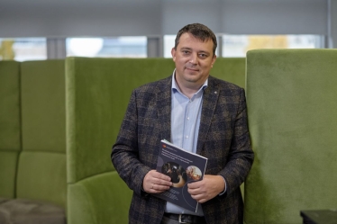 На «Торговій платформі» ПриватБанку можна купувати/продавати валюту вигідніше, не чекаючи, поки банк закриє угоду. Як це змінює валютні операції між банком і бізнесом? /Фото 1