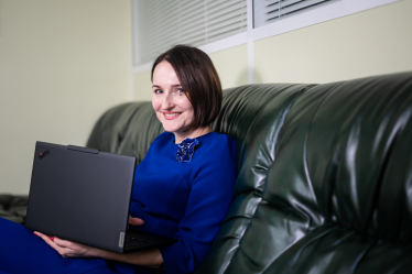 Ганна Старик з ноутбуком Lenovo ThinkPad T14s