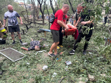 Россия попала по детской площадке в Николаеве. Зеленский заявил, что нужны новые решения по защите /Фото 1