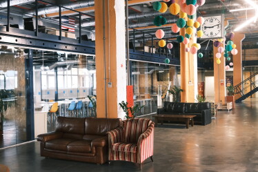 «Классные решения редко рождаются в переговорках». Как выглядит офис IT-компании EVO, где сотрудники самостоятельно могут оформлять пространство /Фото 29