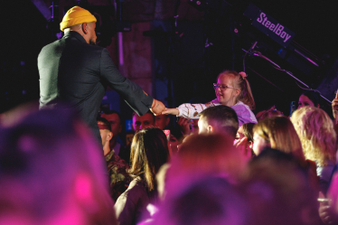 Київське метро стало головним концертним майданчиком країни. Як «підземні» виступи Боно, Бренсона і Монатіка допомагають перемагати у креативній війні /Фото 4