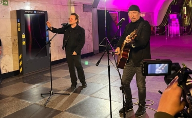 Київське метро стало головним концертним майданчиком країни. Як «підземні» виступи Боно, Бренсона і Монатіка допомагають перемагати у креативній війні /Фото 3