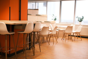 «Тиха» кімната, десятки дощок і ніяких стін. Як виглядає простір, де створюють ідеї в «Новій Пошті» /Фото 6