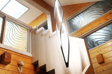 Загородный дом (почти) без дверей, с каминами и мебелью необычных форм. Как выглядит дом семьи львовских предпринимателей Лидии и Всеволода Биласов /Фото 17