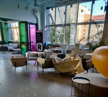 Офіси British Council, Fractal, Банку Кредит Дніпро та книгарня Readeat зазнали пошкоджень внаслідок російської атаки на Київ (фото, відео) /Фото 7