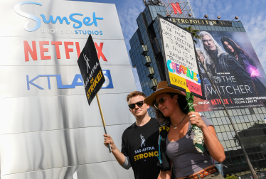 Пикет профсоюза США возле офиса Netflix. /Getty Images