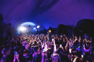 Киевское метро стало главной концертной площадкой страны. Как «подземные» выступления Боно, Брэнсона и Монатика помогают побеждать в креативной войне /Фото 1