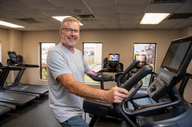 Человек с протезом руки /aetherbiomedical.com