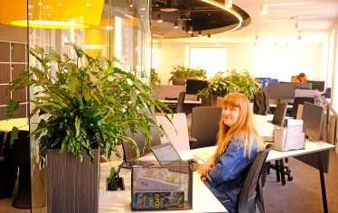 «МакДональдс»&amp;nbsp;реконструировали офис. В нем нет фиксированных мест, есть лаунж-зона с камином и новые рабочие зоны. Как это помогает коллаборациям команд /Фото 19