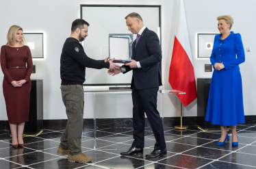 Елена Зеленская, Владимир Зеленский, Анджей Дуда, Агата Корнгаузер-Дуда во время первого официального визита украинских президентских супругов в Польшу после вторжения России в Украину. Зеленского наградили «Орденом Белого Орла», Варшава, 5 апреля 2023 года. /Getty Images