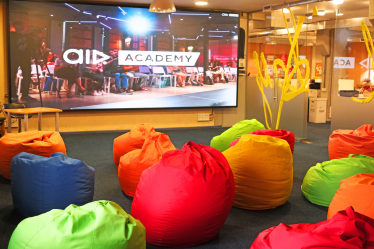 Как смешать «экстравертные» и «интровертные» отделы в одном офисе? Медиакомпания AIR Media-Tech, кажется, нашла решение. Что у нее получилось /Фото 27