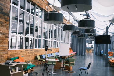 «Классные решения редко рождаются в переговорках». Как выглядит офис IT-компании EVO, где сотрудники самостоятельно могут оформлять пространство /Фото 47