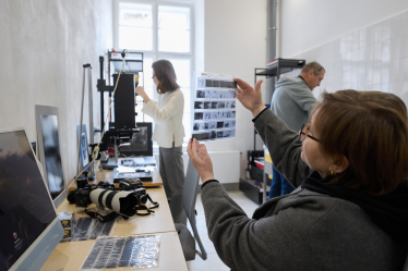 Облаштована студія аналогового та цифрового фото