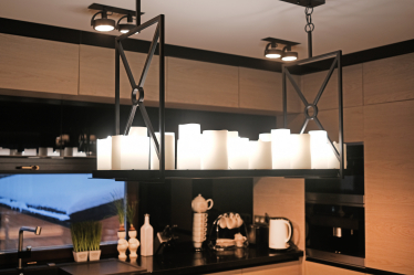 Загородный дом (почти) без дверей, с каминами и мебелью необычных форм. Как выглядит дом семьи львовских предпринимателей Лидии и Всеволода Биласов /Фото 10