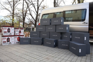 Мобільні оператори запустили в Херсоні перші базові станції, які працюють за допомогою генераторів і Starlink /Фото 1