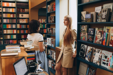 Воплотили мечту Николая его родители и сестра. 29 января 2023 года они открыли книжный магазин «Герои» в Виннице. /з архіву родини Миколи Рачка