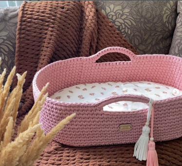 Харків'янка Любов Коробкіна, 31, навіть під бомбардуваннями продовжує в'язати колиски для новонароджених, продаючи їх на американському маркетплейсі Etsy.