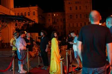 «При спине, суставах, фрустрации». Ностальгическая кампания Uklon, повторяющая приемы из рекламы лекарств, пива и духов, собрала 1,5 млн охвата за два дня. Как ее создавали и сколько могла стоить /Фото 1