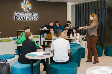 Практика, що відкриває майбутнє. В Academic Hub Pivdenny понад рік навчають студентів розв’язувати реальні бізнес-завдання – як це працює /Фото 5