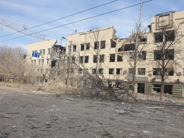 «Людей ховають в братських могилах, деяких — у своїх дворах». Інтерв'ю заступника мера Маріуполя про катастрофу в місті /Фото 17