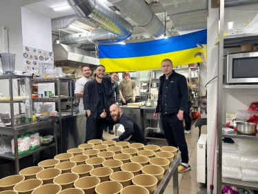 Инициатива «Киев Волонтерский» кормит 13 000 человек в день. Как бизнесы объединились с волонтерами, чтобы помочь военным и гражданскому населению /Фото 2