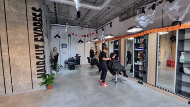 Как построить международную сеть из полутора сотен недорогих парикмахерских. Бизнес-история Forbes Next250 – компании «Экспресс Стрижка» /Фото 4