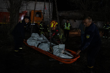 Росія вбила 23 людини в Києві. Зеленський повідомив про завершення рятувальних робіт на місці удару по пʼятиповерхівці /Фото 5