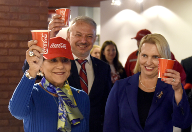 Бриджит Бринк, Пенни Прицкер /Getty Images