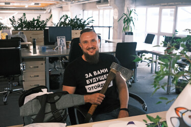 «Классные решения редко рождаются в переговорках». Как выглядит офис IT-компании EVO, где сотрудники самостоятельно могут оформлять пространство /Фото 21