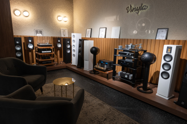 Магазин вінилових платівок і бар Vinyla