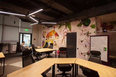 Офис-трансформер и оценка настроения по фото. Как выглядит новый инновационный рабочий хаб Fozzy Group /Фото 23