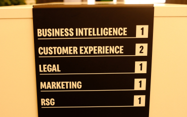 «МакДональдс»&amp;nbsp;реконструировали офис. В нем нет фиксированных мест, есть лаунж-зона с камином и новые рабочие зоны. Как это помогает коллаборациям команд /Фото 4