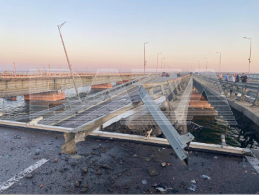 Росія заявила про пошкодження Кримського мосту, вночі там пролунали вибухи /Фото 2