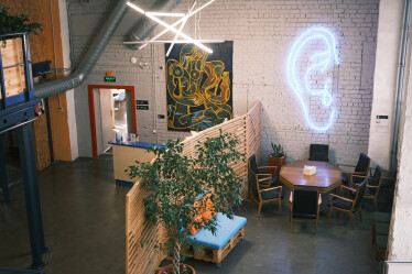 «Классные решения редко рождаются в переговорках». Как выглядит офис IT-компании EVO, где сотрудники самостоятельно могут оформлять пространство /Фото 20