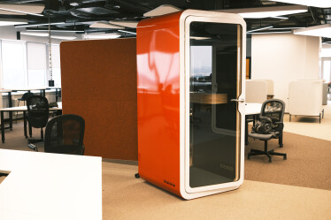 «Тиха» кімната, десятки дощок і ніяких стін. Як виглядає простір, де створюють ідеї в «Новій Пошті» /Фото 29