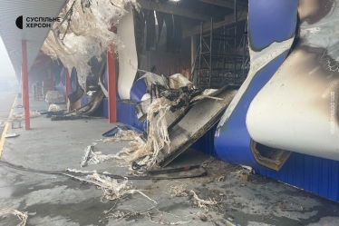 Росіяни вночі обстріляли Херсон, горіла будівля ТЦ «Епіцентр» (фото) /Фото 6