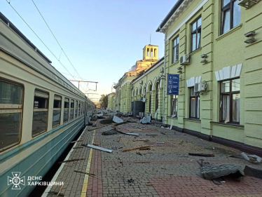 «Наймасованіша атака з початку війни». Росія обстріляла залізничну інфраструктуру Лозової, є загиблий (фото) /Фото 2