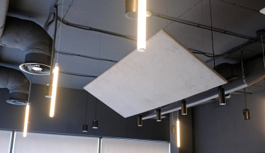 «МакДональдс»&amp;nbsp;реконструировали офис. В нем нет фиксированных мест, есть лаунж-зона с камином и новые рабочие зоны. Как это помогает коллаборациям команд /Фото 35